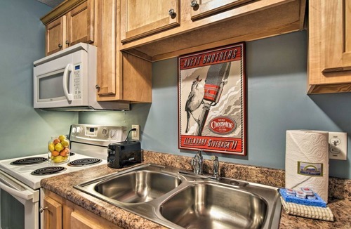 Weaverville Cabin | Dog-Friendly Weaverville Cabin King Bed,Hot Tub&FP