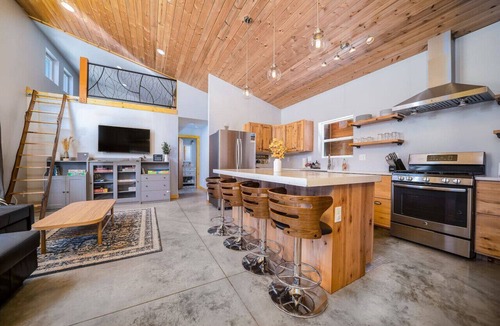 Estes Park Apartment | Dogs OK! Hot tub, king bed, views, & EV charger!