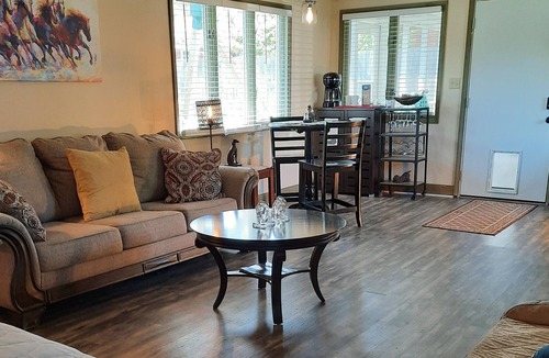 Lawrenceburg Apartment | Dogs Welcome - Fenced Yard - Queen Studio - Horse Country - KY Bourbon Trail