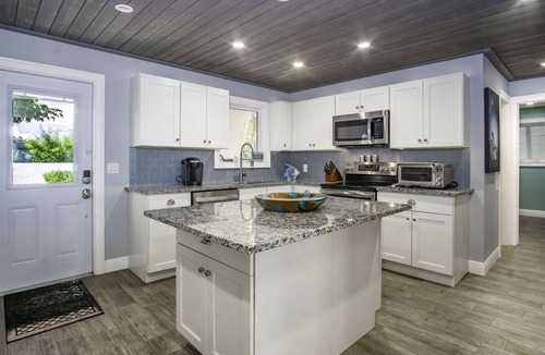 Little Venice House | Dolfan Oceanfront Cottage Direct oceanfront with 50 ft of dockage and jacuzzi