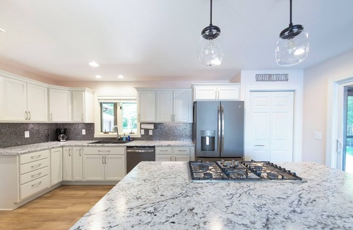 Eagle River House | Dollar Lake Oasis, Near Downtown and the Chain, Fire Pit, Sandy Beach, W&D, WiFi