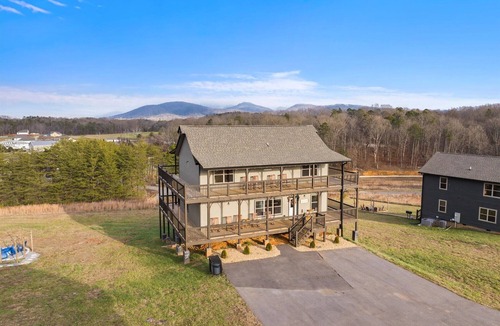 Sevierville Cabin | Dollywood Luxury Smoky Mtn Pool Cabin, Amazing view, Hot tub,Arcade, Pets ok