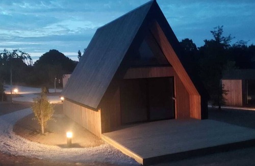 Saint-Vougay Cottage | Dolmen de Kerhus "Mysigt": an unusual, comfortable lodge for a couple