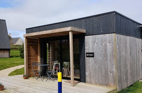Saint-Vougay Cottage | Dolmen de Kerhus "Mysigt": an unusual, comfortable lodge for a couple