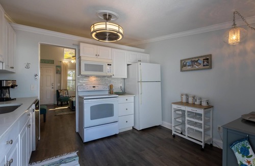 New Smyrna Beach Cottage | Dolphin Cove Cottage -2/2 & Pet Friendly!