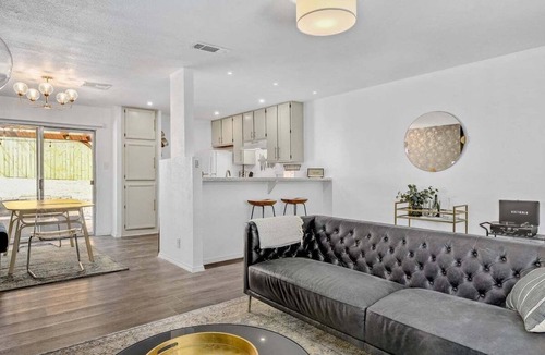 South Lamar House | Dolphin House | Modern 2BR w/Fire Pit & Backyard Retreat Office