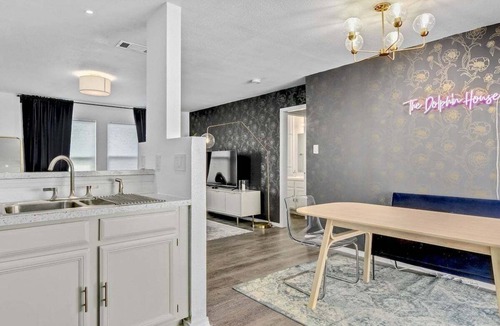 South Lamar House | Dolphin House | Modern 2BR w/Fire Pit & Backyard Retreat Office