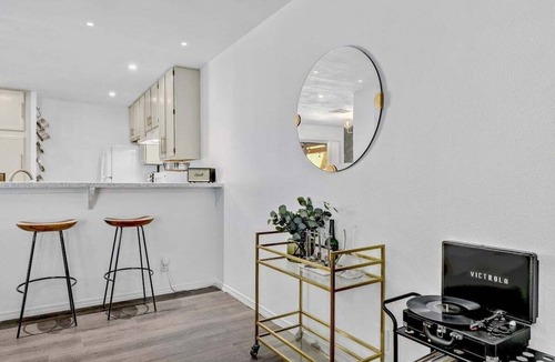 South Lamar House | Dolphin House | Modern 2BR w/Fire Pit & Backyard Retreat Office