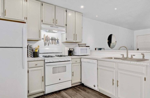 South Lamar House | Dolphin House | Modern 2BR w/Fire Pit & Backyard Retreat Office