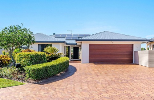 Yamba House | Dolphin Waters - Waterfront Delight with Private Pontoon - Holiday Yamba