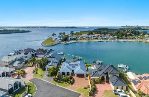 Yamba House | Dolphin Waters - Waterfront Delight with Private Pontoon - Holiday Yamba