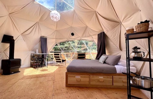 Saint-Gabriel-de-Valcartier House | Dome # 2 with view to the mountains.