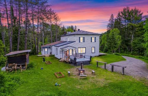 La Macaza House | Domaine d'exception, bord de rivière, plage privée, spacieux chalet pour grande famille ou entre amis - activités, spa 10 places