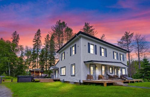 La Macaza House | Domaine d'exception, bord de rivière, plage privée, spacieux chalet pour grande famille ou entre amis - activités, spa 10 places