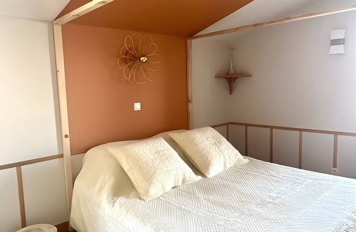 Pessat-Villeneuve Bed & Breakfast | “Domaine De La Pause” Guest Room with Mountain View, Private Pool and Wi-Fi
