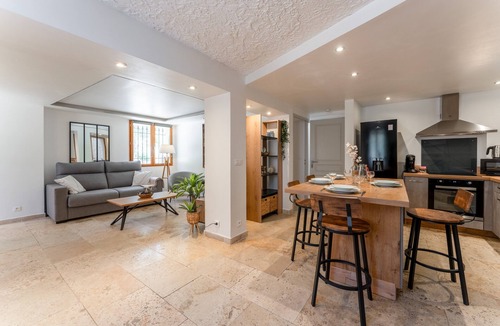 Eyguieres Apartment | “Domaine De Meyrol - Gîte 4” Apartment with Mountain View, Wi-Fi, and Air Conditioning