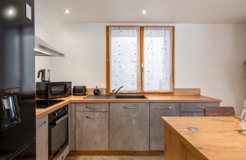 Eyguieres Apartment | “Domaine De Meyrol - Gîte 4” Apartment with Mountain View, Wi-Fi, and Air Conditioning