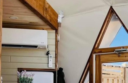 Listuguj Mi'gmaq First Nation Ski Chalet | Dôme 4: Waterfront-HotTub-AC-BBQ-Kitchen-Bathroom
