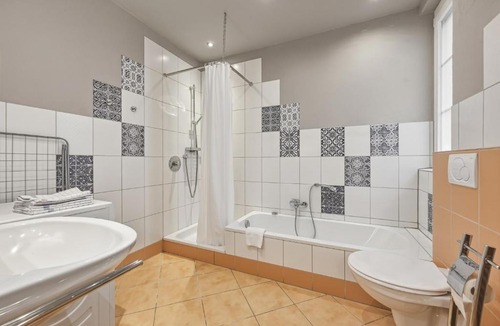 Backnang Apartment | DOMEKY Backnang 2,2m Bett, zentral, Glasfaser für Business, Monteure, Familien