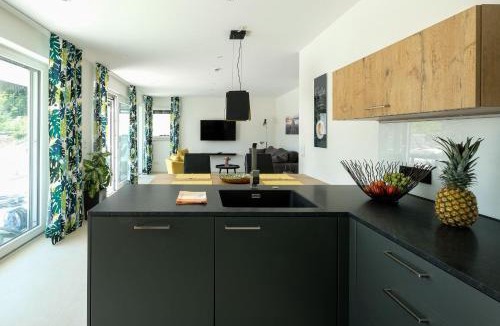 Ueberlingen Apartment | Domizil Relax - Heimathafen mit ruhiger Terrasse, Blick auf Wasserbecken und Garten