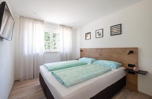 Ueberlingen Apartment | Domizil Relax - Heimathafen mit ruhiger Terrasse, Blick auf Wasserbecken und Garten