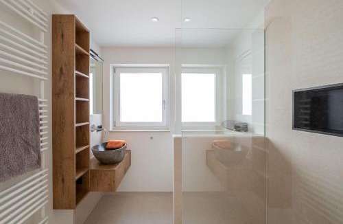 Ueberlingen Apartment | Domizil Relax - Heimathafen mit ruhiger Terrasse, Blick auf Wasserbecken und Garten