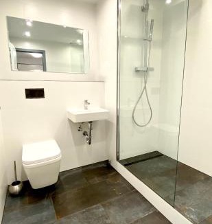 Neuehrenfeld Apartment | DOMspitzen-BLICK, cooles 2 Zimmer Apt mit Indoor-Swimmingpool auf dem Dach, Küche und Smart-TV