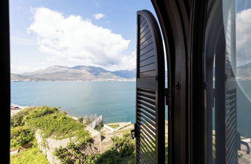 Gaeta Apartment | Domus Vittorio Deluxe double room with sea view