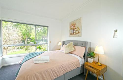 Doncaster House | Doncaster Renovated 5BD/4BR Brick Home Parking WiFi