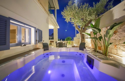 Capitolo Villa | Donna Lucia Romantic Villa w/jacuzzi Sea Front