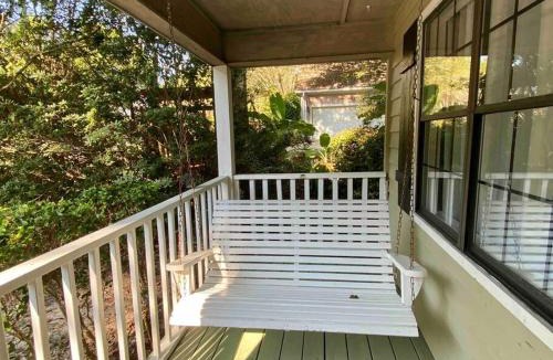 Daphne House | Donna’s Charm: 3 BR/king-suite/pools/golf