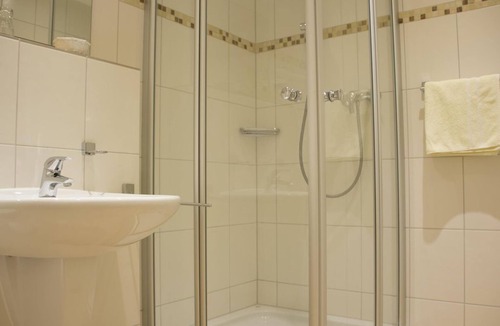 Neroth House | Doppelzimmer Plus Standard inkl.Frühstück - Zur Neroburg, Hotel Restaurant