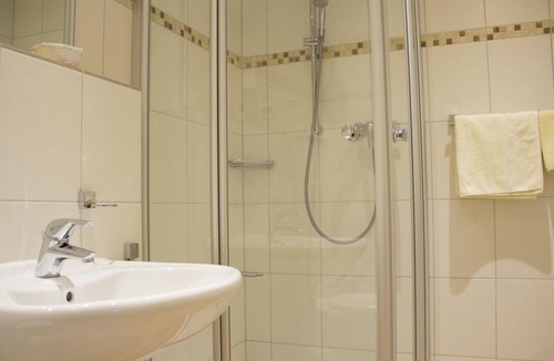 Neroth House | Doppelzimmer Plus Standard ohne Frühstück - Zur Neroburg, Hotel Restaurant