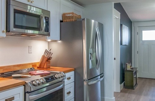 Mount Dora Cottage | Dora's Nest: Central Stylish Home | King Bed | 3BR