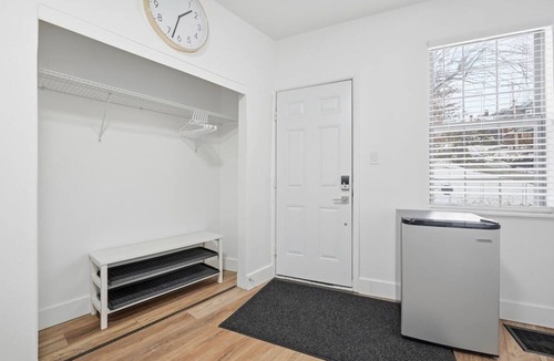 South Hills Apartment | Dormont/Pittsburgh 1B Stylish and Modern 1 Bedroom Apartment With Free Parking