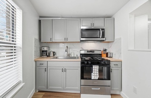 South Hills Apartment | Dormont Pittsburgh 2 Modern and Bright 1Bedroom Apartment With Free Parking