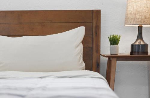 Dormont House | Dormont, Pittsburgh !A Spacious and Modern Private Bedroom with Shared Bathroom
