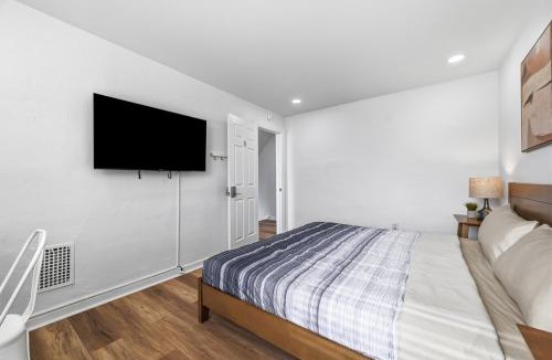 Dormont House | Dormont, Pittsburgh !B Modern and Spacious Private Bedroom with Shared Bathroom