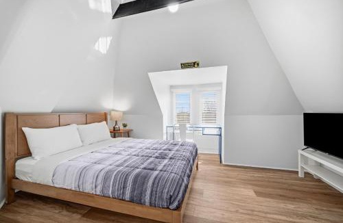 Dormont House | Dormont, Pittsburgh !D Stylish and Unique Private Bedroom with Shared Bathroom