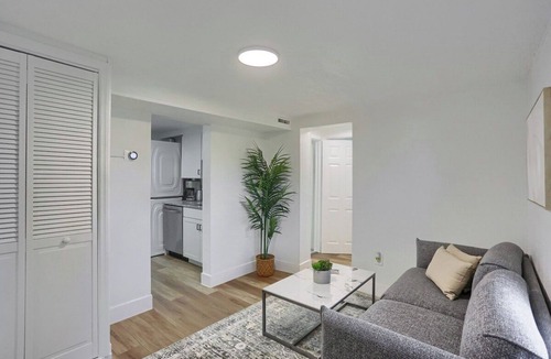 South Hills Apartment | Dormont/Potomac @4 Cozy and Central 2 Bedroom Private Apartment