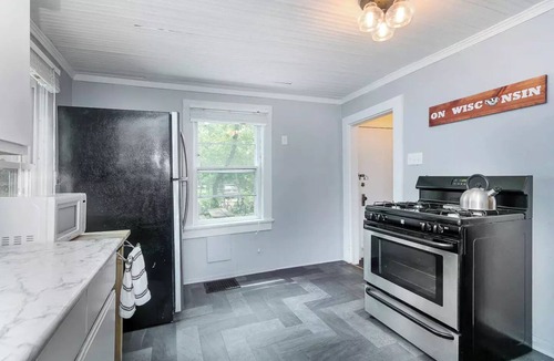 Madison Cottage | Doty St*2BR historic cottage near Lakes,Capitol,UW Campus & hospitals w/parkingn
