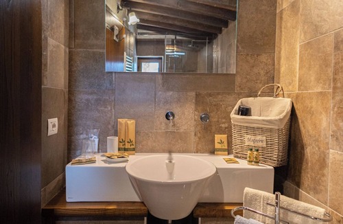 Passignano sul Trasimeno Apartment | Double Room with External Private Bathroom - Celeste