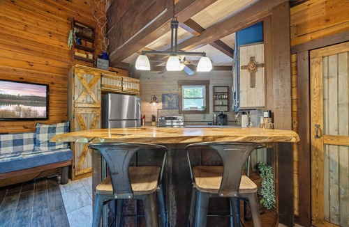 Wiley Cabin | Double Barrel Retreat – Rustic Cabin near Clayton