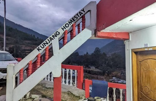 Bomdila Bed & Breakfast | DOUBLE BED DELUXE ROOM 4