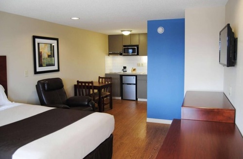 Barton Hotel | Double Bed Efficiency Room Near Ohio Valley Plaza| Free Breakfast & Free Parking
