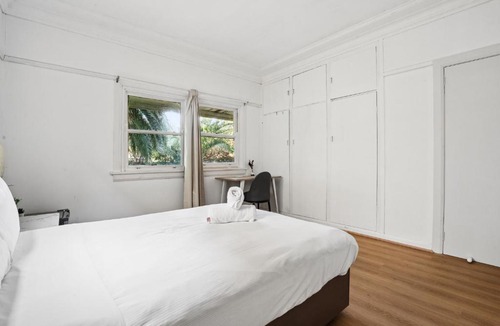 Hurstville House | Double Bed Room - Easy Commute to Hurstville Station - Shared Bathroom