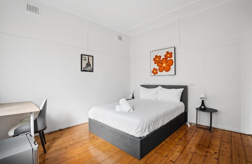 Hurstville House | Double Bed Room with Easy Commute to Hurstville Station - Shared Bathroom