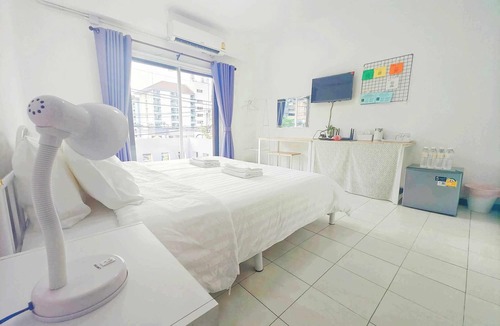 Huay Kaew House | Double bed room ensuite bathroom with balcony 1 km. to Nimman road.