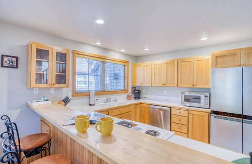 Shorepine Village House | Double Decks, Saltwater Hot Tub, BBQ, and an Easy Walk to Pacific City Beach!