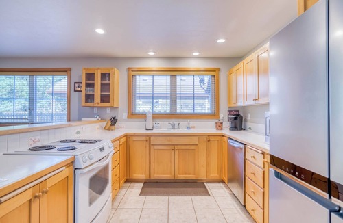 Shorepine Village House | Double Decks, Saltwater Hot Tub, BBQ, and an Easy Walk to Pacific City Beach!